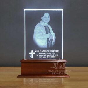 Ảnh thờ pha lê công giáo khắc laser 15x21cm đế ngang