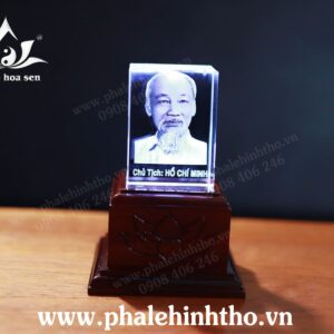 Pha lê khắc laser 3D Bác Hồ 6x9x6cm