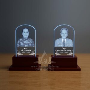 nh thờ pha lê khắc laser ông bà 10x15cm